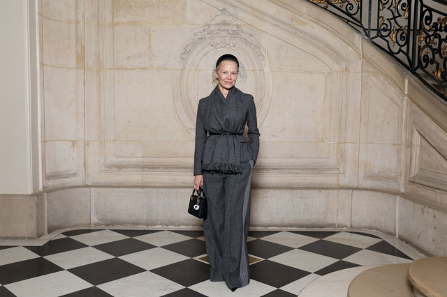  Pamela Anderson na přehlídce Dior Haute Couture SS25