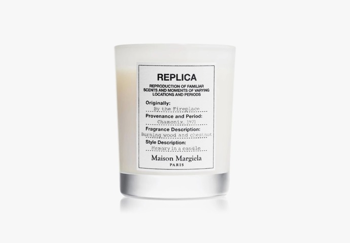  Vonná svíčka Replica By the Fireplace, Maison Margiela, 1577 Kč, prodává Notino