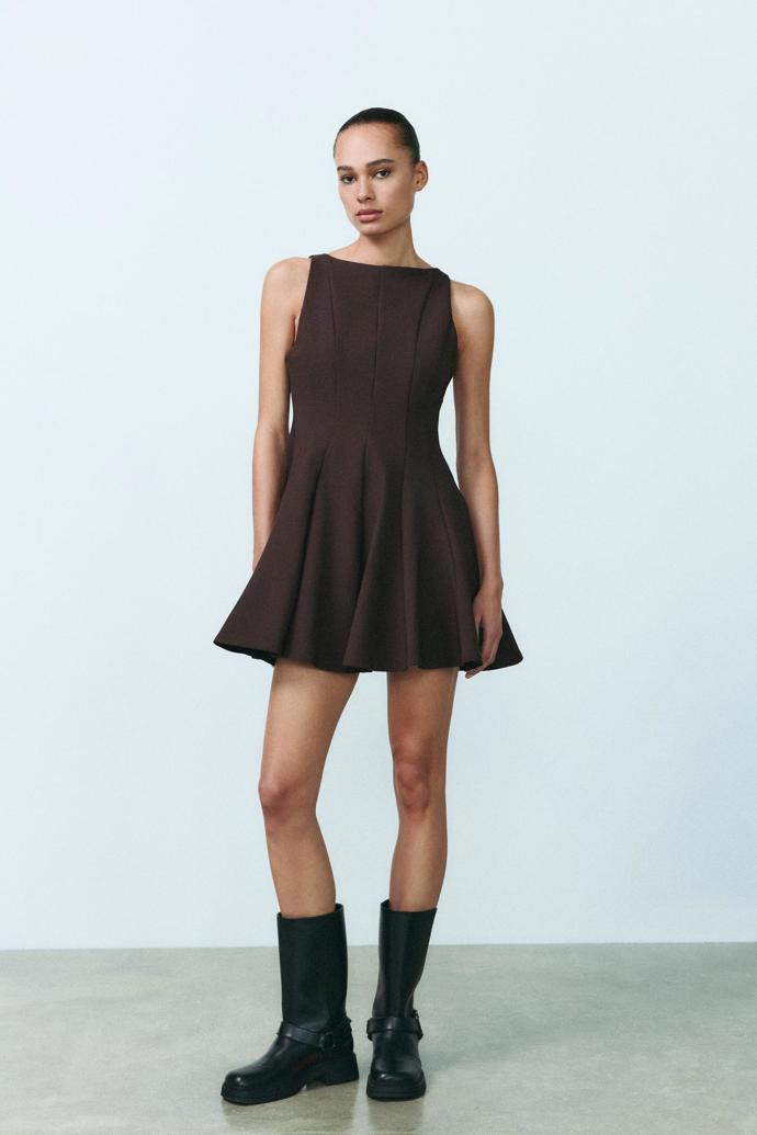 Krátké šaty s volánem, Zara, 999 Kč