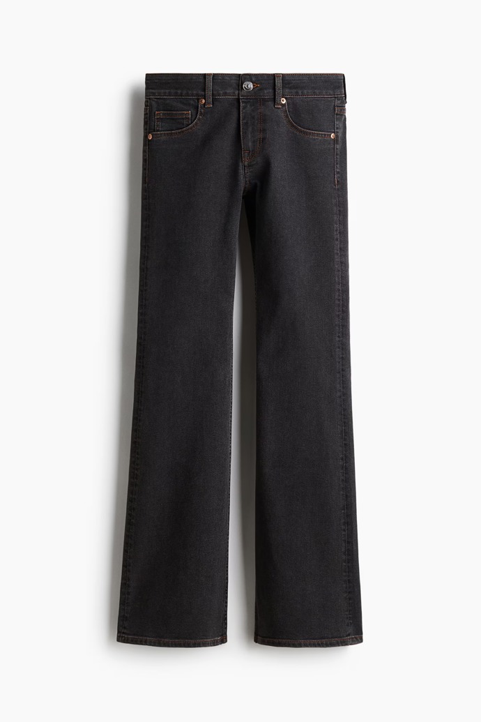  Denimové kalhoty Flared low jeans, H&M, 389 Kč