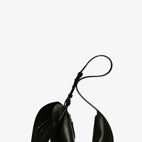 Kabelka ve tvaru půlměsíce z kůže napy s detailem květiny, Massimo Dutti, 4 599 Kč Kabelka ve tvaru půlměsíce z kůže napy s detailem květiny, Massimo Dutti, 4 599 Kč