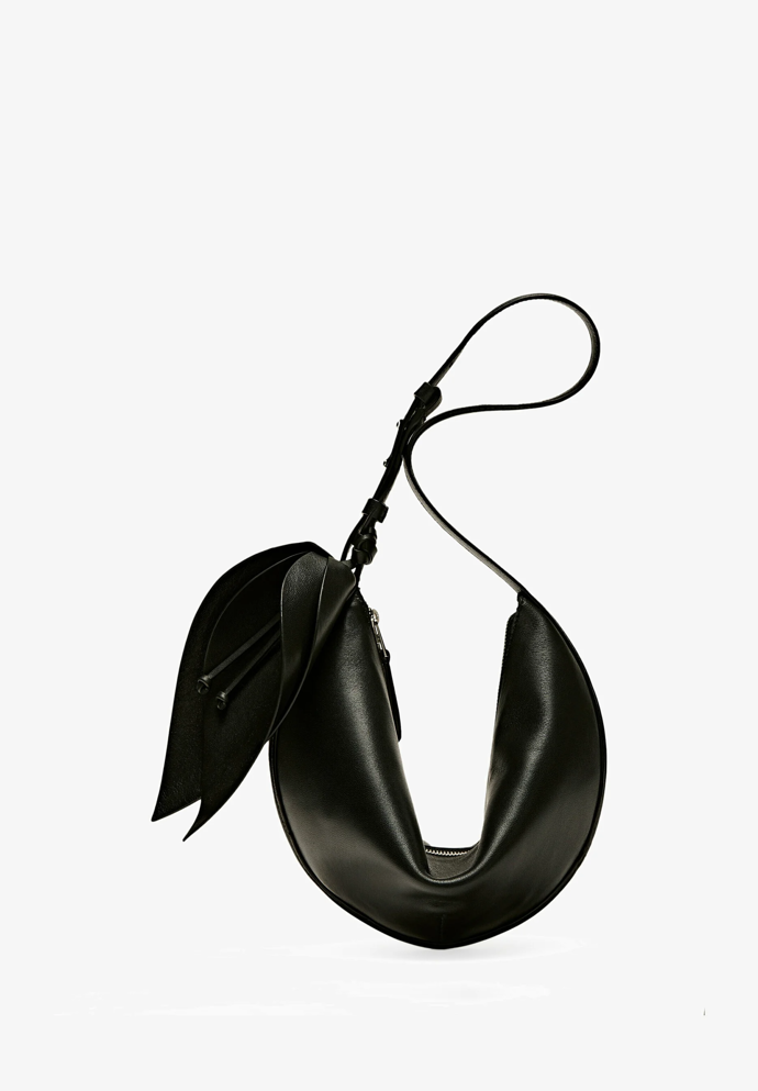 Kabelka ve tvaru půlměsíce z kůže napy s detailem květiny, Massimo Dutti, 4 599 Kč