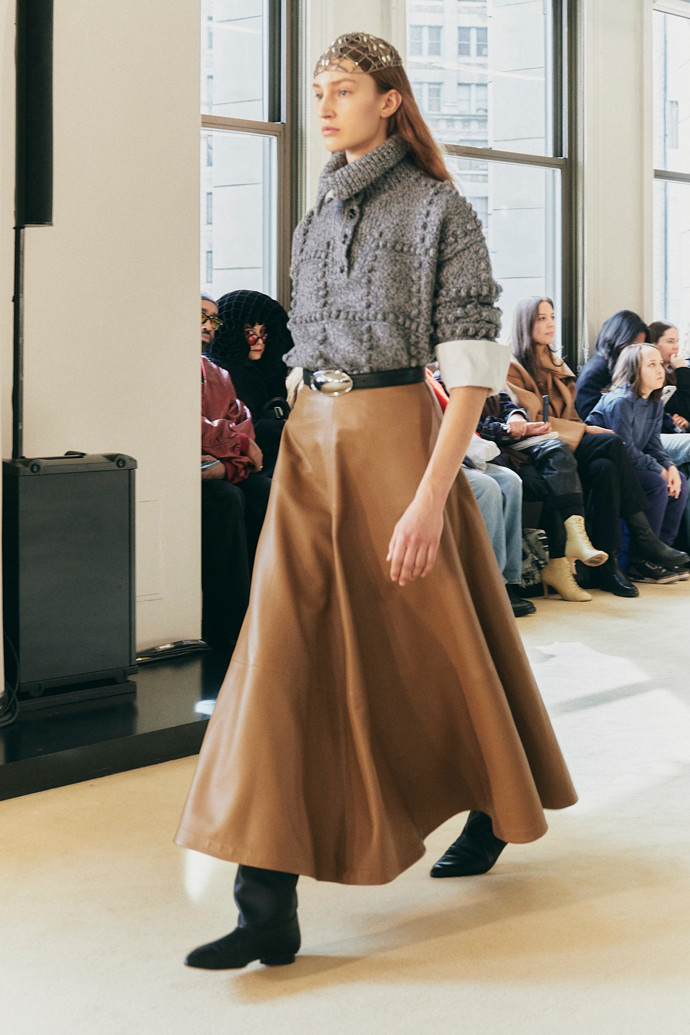 Dáma v áčkové sukniAltuzarra, FW25