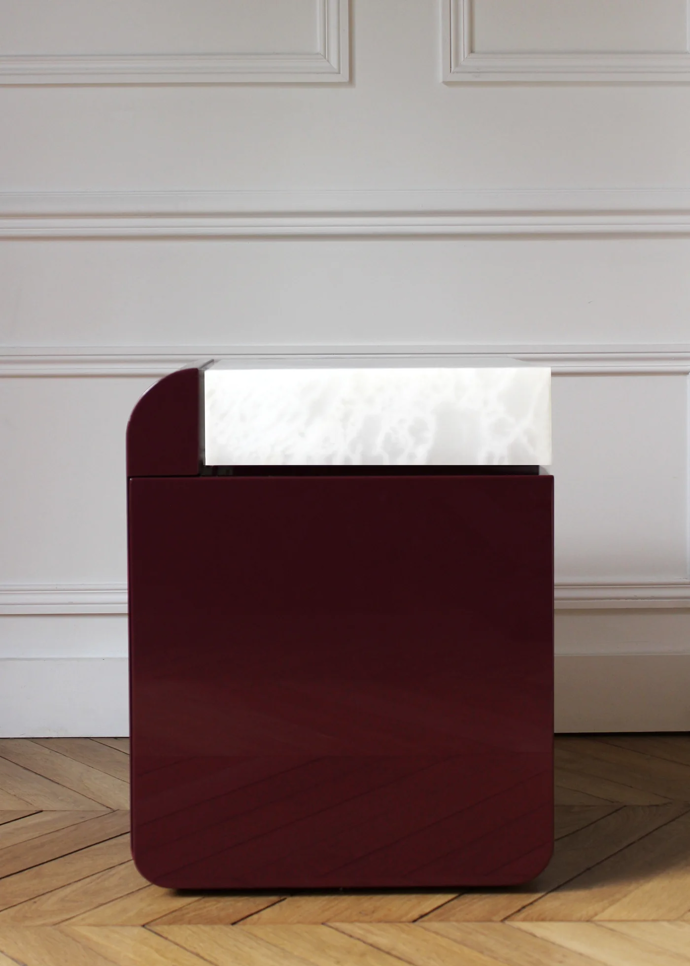 "Amo" Bordeaux and White Onyx Table, The Oblist, 1 900 eur