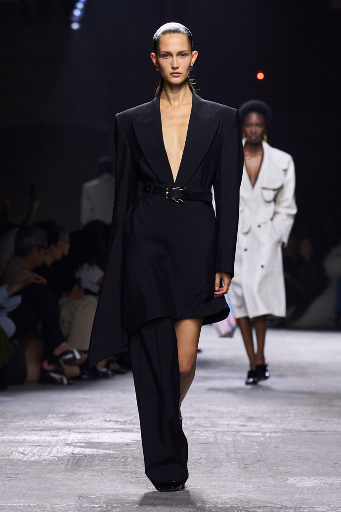 Zvýrazněný pas pro femme fataleBottega Veneta, SS25