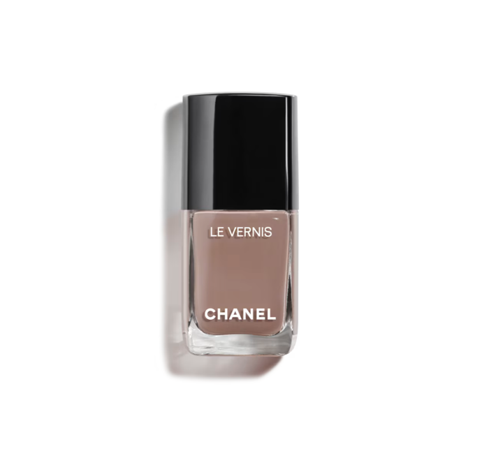  Chanel Le Vernis, v každé síti parfumerií, 890 Kč