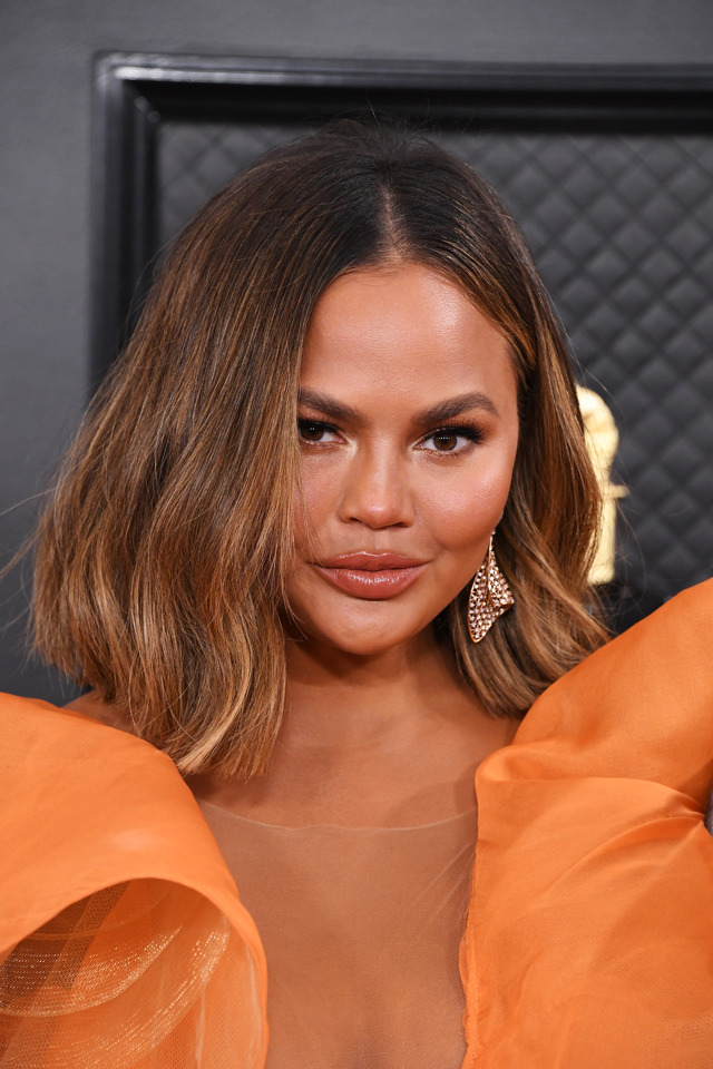  Caramel bayalage v podání Chrissy Teigen