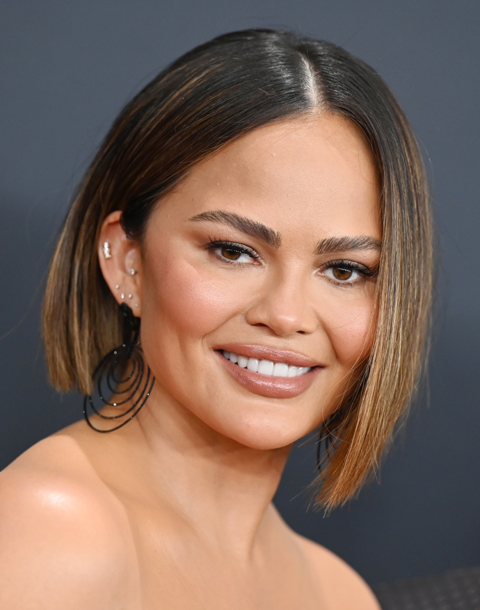  Caramel bayalage v podání Chrissy Teigen