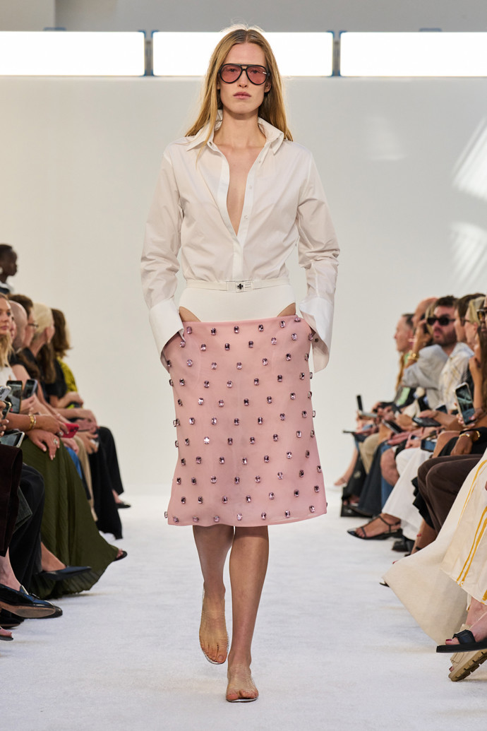 Styling na jeden knoflík pro office sirényBrandon Maxwell, SS25