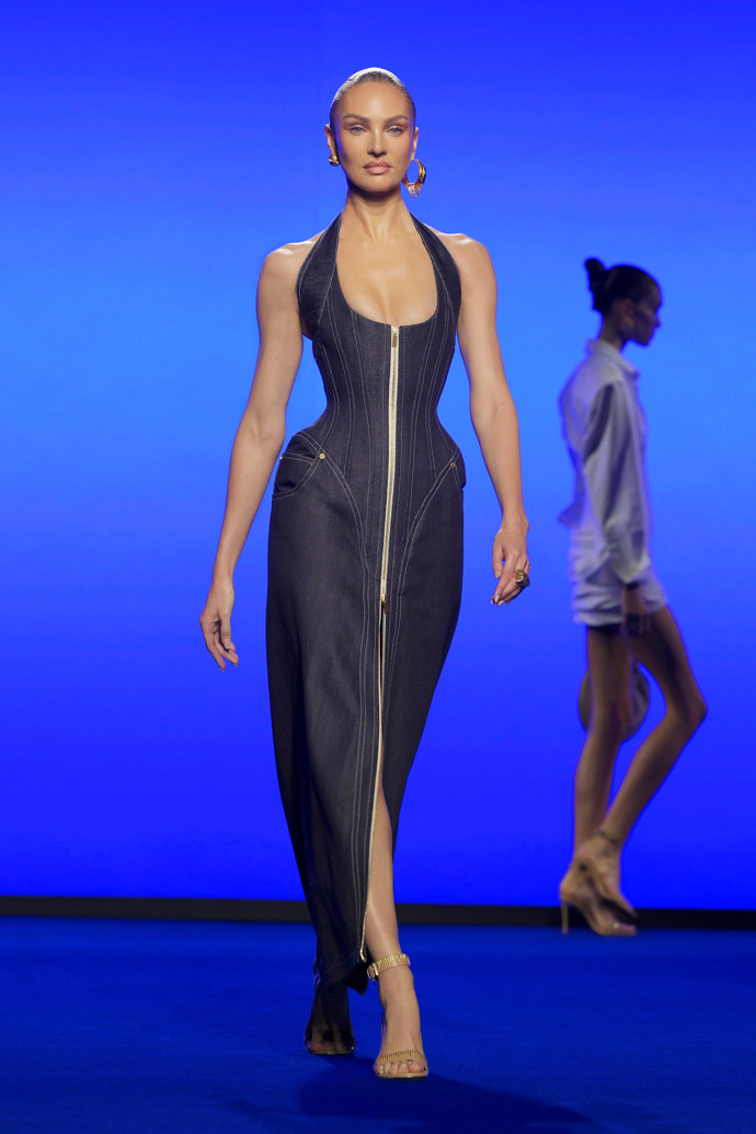 Zvýrazněný pas pro femme fataleSchiaparelli, SS25