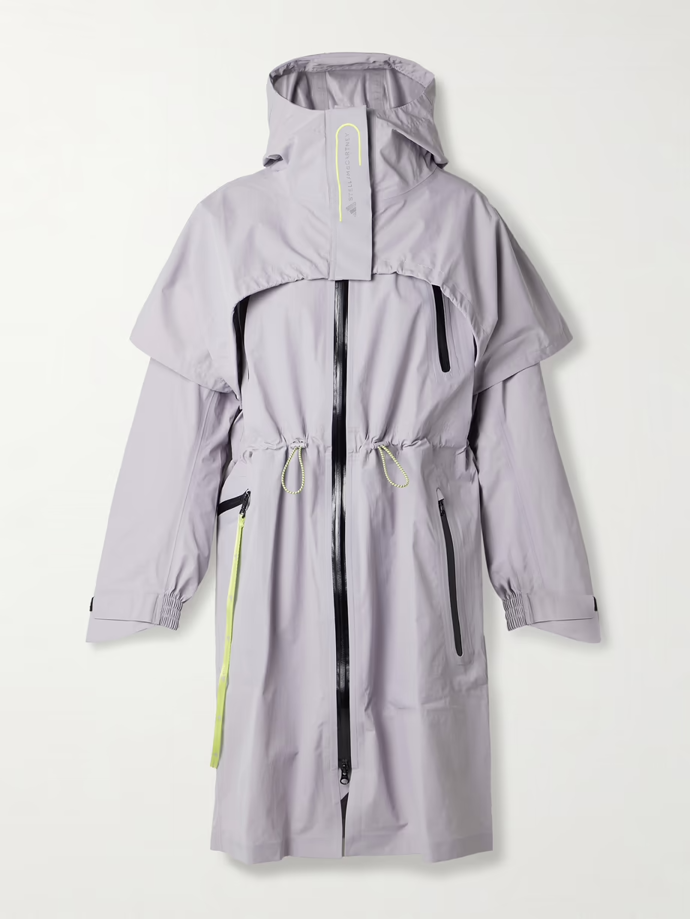 Bunda s kapucí z recyklovaného nepromokavého materiálu, Adidas by Stella McCartney, prodává Net-a-porter, 16 435 Kč