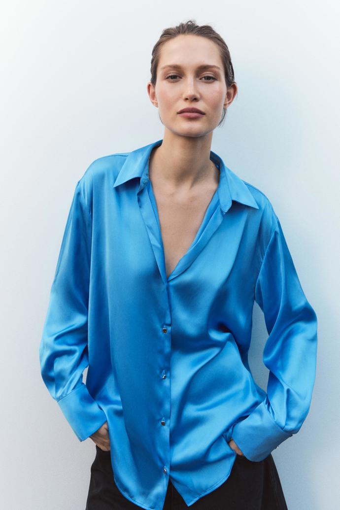 Modrá saténová košile, Zara, 549 KČ