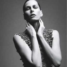 Kolekce haute couture pro jaro 2024 módního domu Dior je plná fantazie a svobody, které se odrážejí v neobvyklých siluetách a jemných detailech. Krinolíny, panny, výšivky květin a sukně, pod kterými by se mohlo schovat malé dítě, vytvářejí nádhernou mozaiku plnou jemnosti a hravosti, která propojuje minulost se současností.