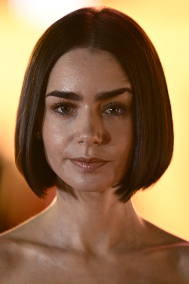 Lily Collins v ostrém bobu Lily Collins v ostrém bobu