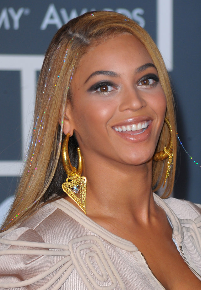 Beyoncé a její hair tinsels na předávání cen Grammy v roce 2010 Beyoncé a její hair tinsels na předávání cen Grammy v roce 2010
