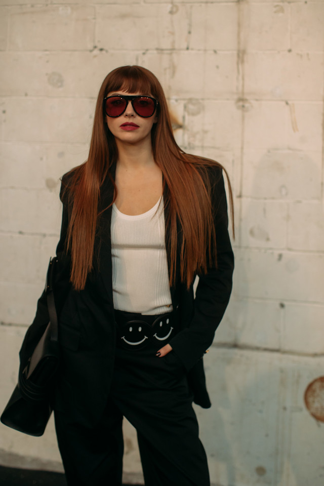  Vlasy s curtain bangs na Milano Fashion Week 2025