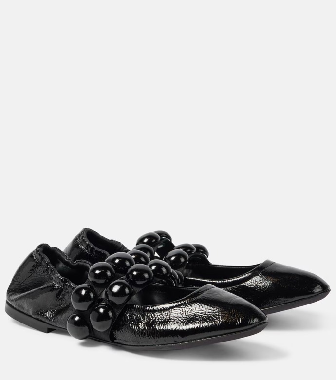  Sphere patent leather Mary Jane flats, Alaïa, 1050 eur, prodává Mytheresa