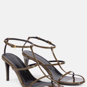 T-bar boty Cage 75 patent leather sandals, Khaite, 890 eur, prodává Mytheresa T-bar boty Cage 75 patent leather sandals, Khaite, 890 eur, prodává Mytheresa