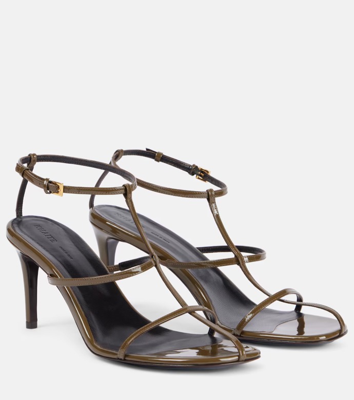  T-bar boty Cage 75 patent leather sandals, Khaite, 890 eur, prodává Mytheresa