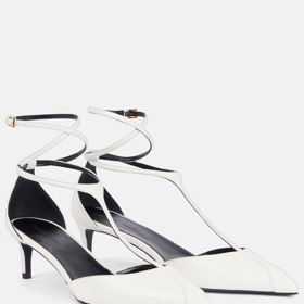 T-bar boty Mia 45 leather pumps, Khaite, 970 eur, prodává Mytheresa T-bar boty Mia 45 leather pumps, Khaite, 970 eur, prodává Mytheresa