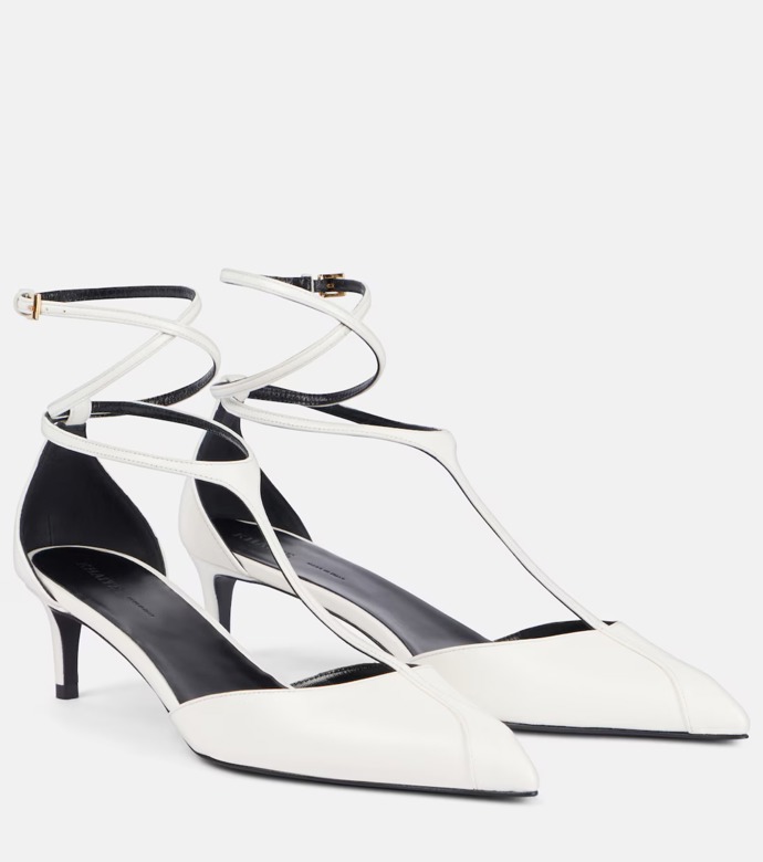  T-bar boty Mia 45 leather pumps, Khaite, 970 eur, prodává Mytheresa