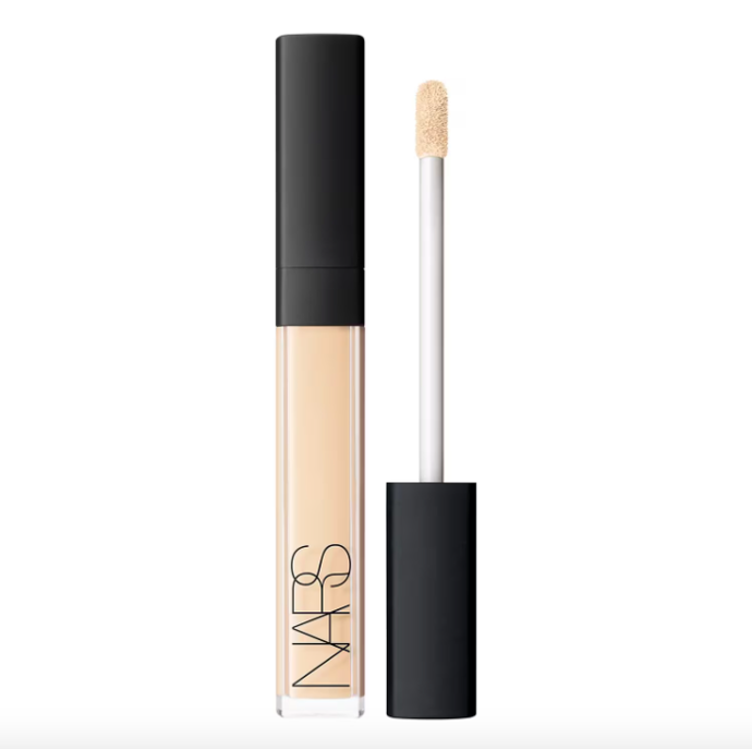  Rozjasňující korektor Radiant Creamy Concealer, NARS, prodává Sephora, 930 Kč