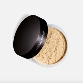  Zmatňující pudr Laura Mercier Loose Setting Powder, dostupné na Douglas, 1 450 Kč