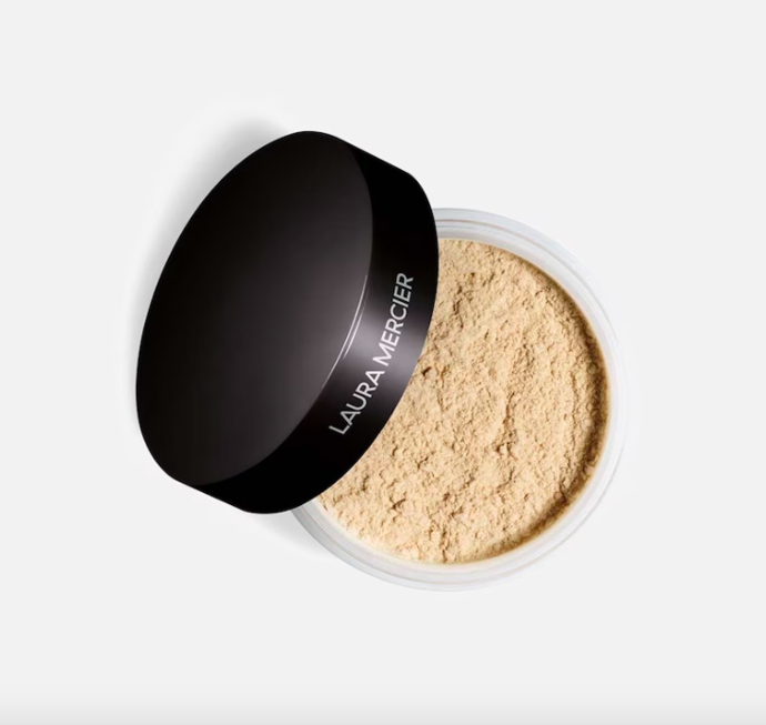  Zmatňující pudr Laura Mercier Loose Setting Powder, dostupné na Douglas, 1 450 Kč