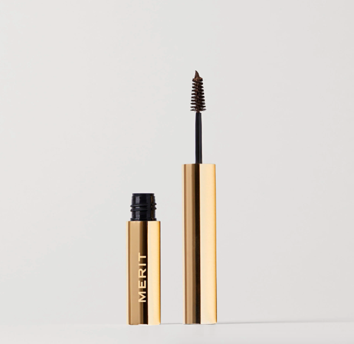  Pomáda na obočí Merit Brow 1980 Volumizing Pomade, dostupné na Meritbeauty.com, 569 Kč