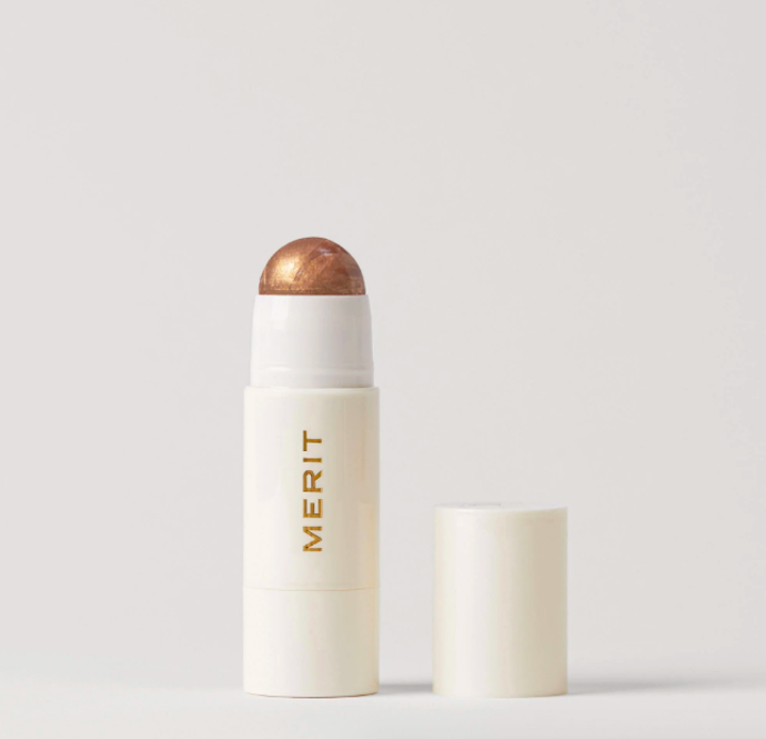  Rozjasňovač v tyčince Merit Day Glow Highlighting Balm, dostupné na Meritbeauty.com, 757 Kč