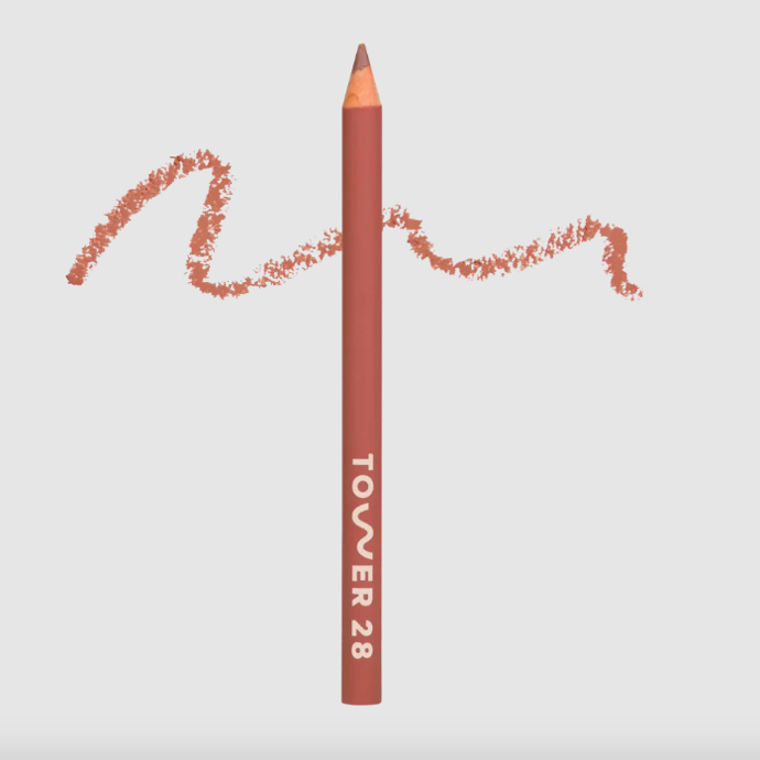  Konturovací tužka na rty Tower 28 OneLiner Lip Liner v odstínu Work of Art, dostupné na Tower28beauty.com, 355 Kč