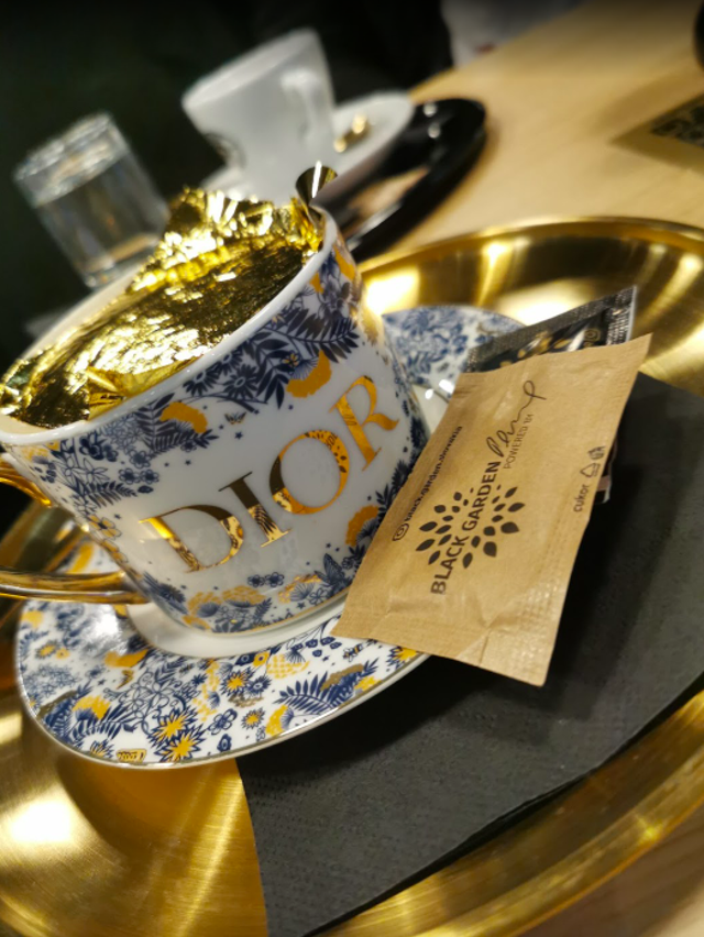 Dubaj gold capuccino v kavárně Black Garden Dubaj gold capuccino v kavárně Black Garden