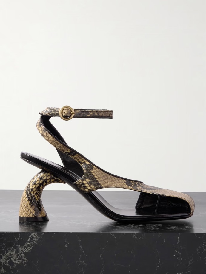  Cutout snake-effect leather pumps s ozdobným podpatkem, Dries Van Noten, 675 eur, prodává Net-a-Porter