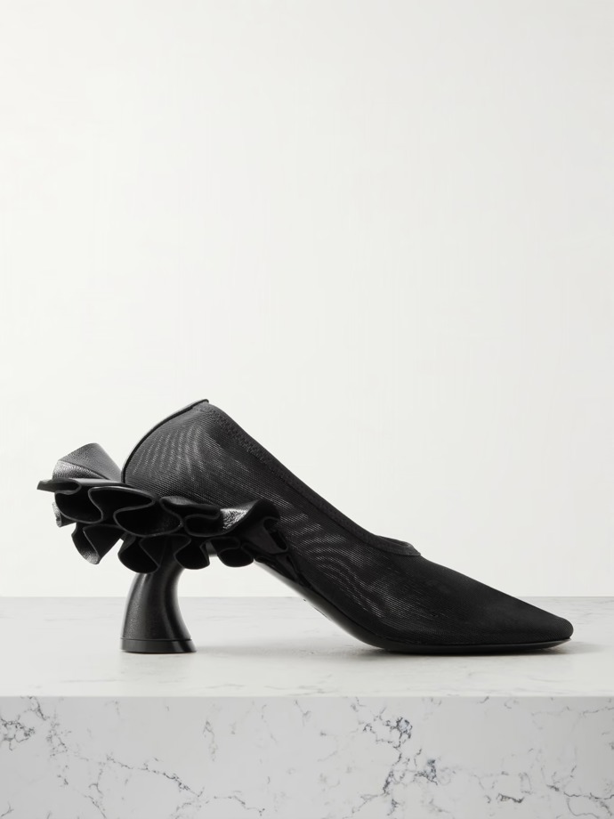  Leather-trimmed mesh pumps s ozdobným podpatkem, Dries Van Noten, 695 eur, prodává Net-a-Porter