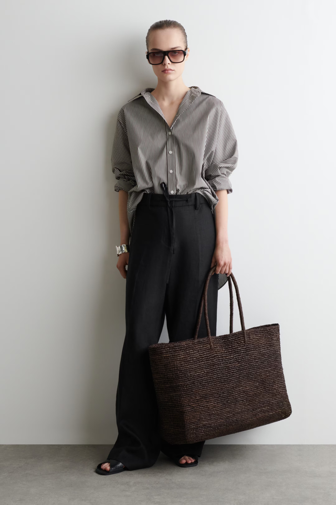 Maxi tmavěhnědá raffia taška, COS, 150 EUR