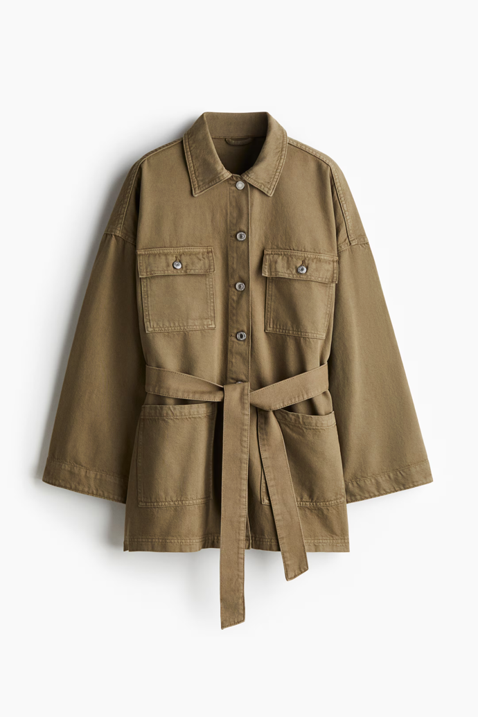 Hnědá džínová bunda s vázacím páskem, H&M, 839 Kč 