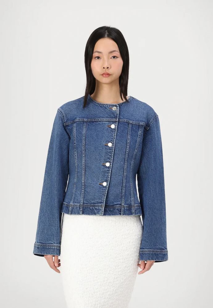 Medium wash upnutá džínová bunda s postranními knoflíky, ONLY, Zalando, 864 Kč 