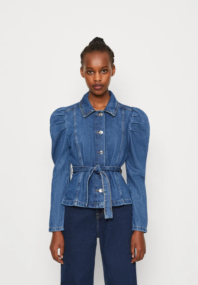 Medium wash džínová bunda s viktoriánskými rukávy a zavazovacím páskem, ONLY, Zalando, 1 080 Kč