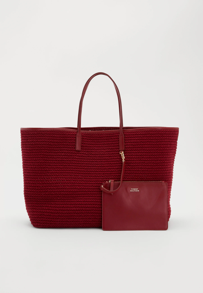 Tmavočervená oversized raffia kabelka, Tommy Hilfiger, Zalando, 6 790 Kč 