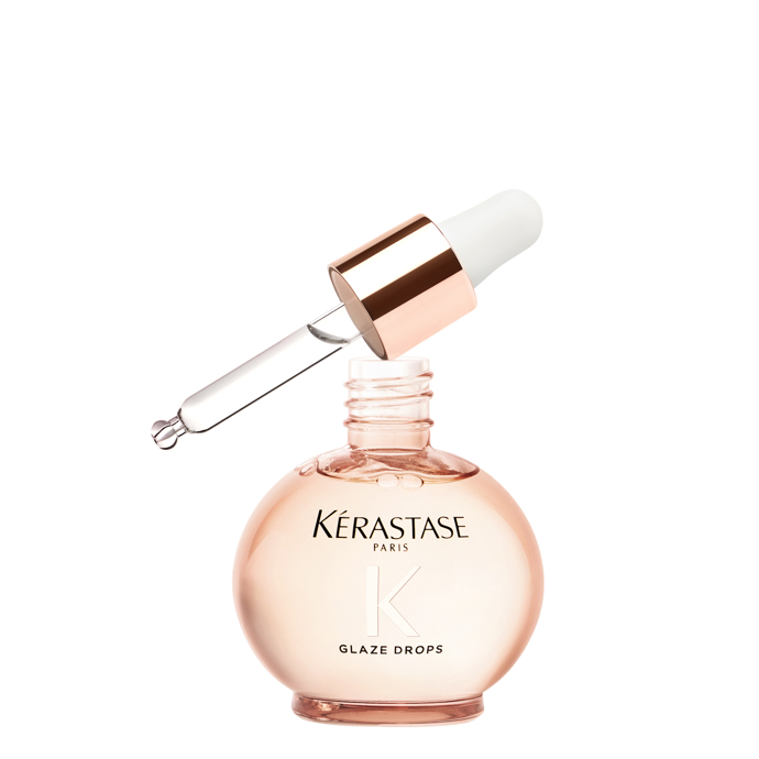 Kérastase Glaze Drops, Sephora, 1220 Kč Lehký olej z divoké růže dodává vlasům intenzivní lesk až na 100 hodin, aniž by je zatížil, chrání je před krepatěním, ale také vyživuje a hydratuje. Používá ho i herečka Sydney Sweeney. 
