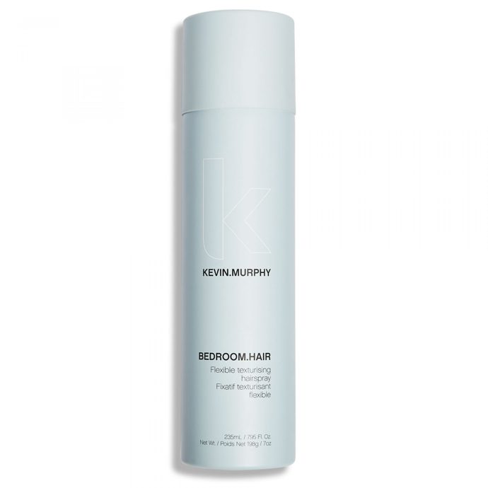 Kevin Murphy Bedroom Hair, 790 Kč Lehký sprej dodává vlasům lesk, podporuje jejich texturu a udržuje „živý“ vzhled a objem. Zanechává je příjemné na dotek a zároveň pohyblivé. Zároveň také urychluje jejich růst a zabraňuje vypadávání.  