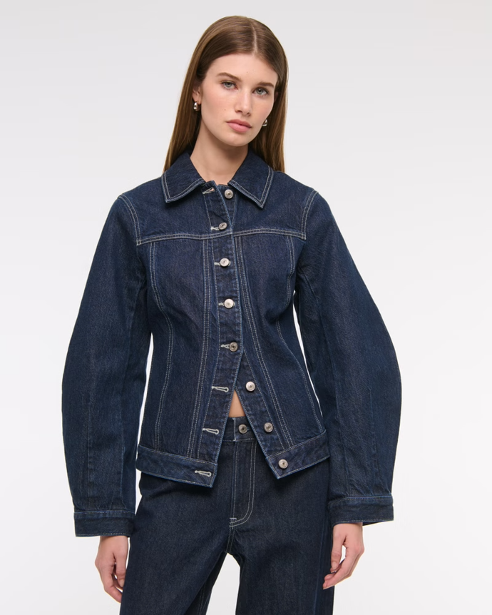 Tmavěmodrá džínová bunda s upnutým pasem, Abercrombie & Fitch, 85 Eur  