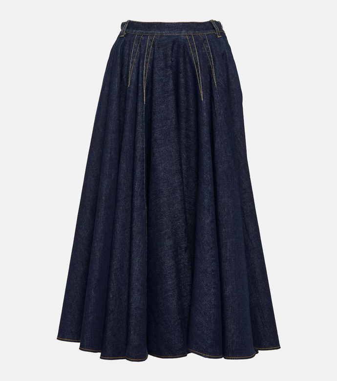 Skládaná denimová midi sukně s vysokým pasem, Alaïa, prodává MyTheresa, 37 159 Kč