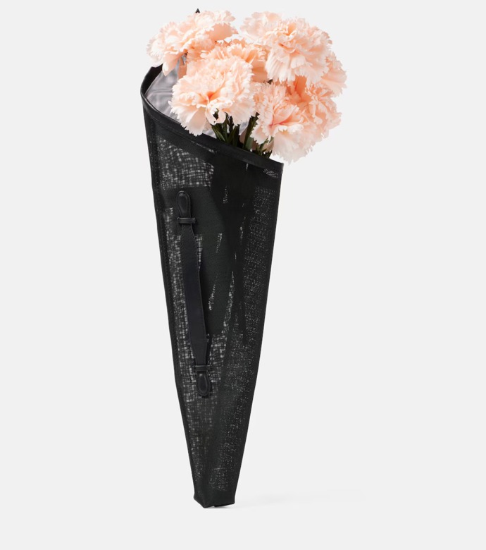  Stuffed Carnation Bouquet XL clutch, Simone Rocha, 475 eur, prodává Mytheresa