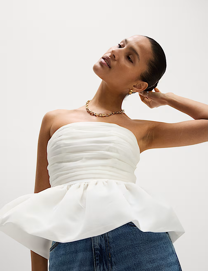 Bílý peplum top bez ramínek, Marks & Spencer, 1 499 Kč  
