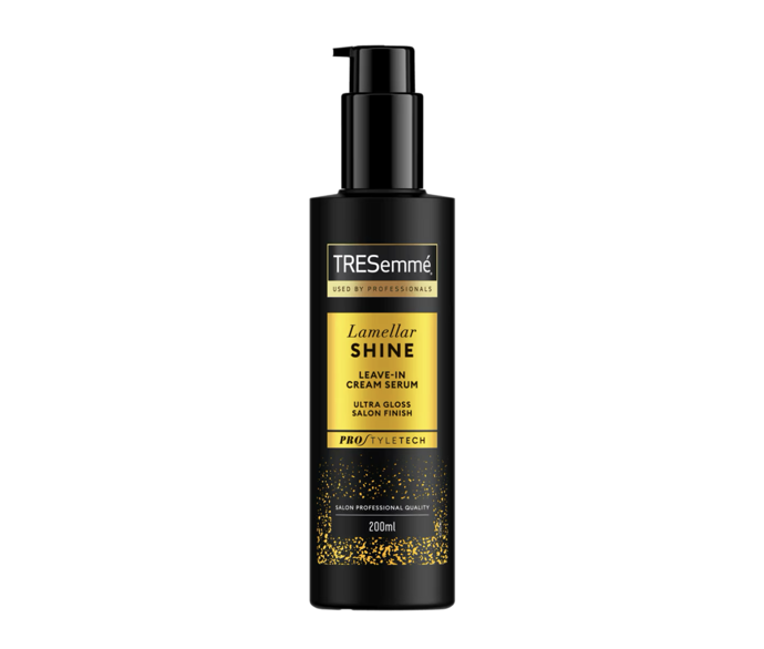 Tresemmé Lamellar Shine, Notino, 179 Kč  Nové sérum, které je součástí ucelené řady Lamellar Shine, dodává vlasům lesk jako ze salonu. Uhlazuje vlasová vlákna a zároveň je vyživuje a hydratuje zevnitř. Nanáší se jak do vlhkých vlasů po umytí, tak si jím můžete pomoct při stylingu suchých vlasů. 