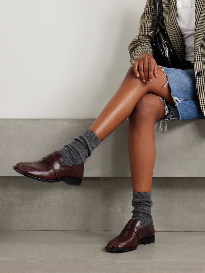 Kožené mokasíny Tabi s rozdělenou špičkou a sklápěcí patou, Maison Margiela, prodává Net-A-Porter, 24 827 Kč