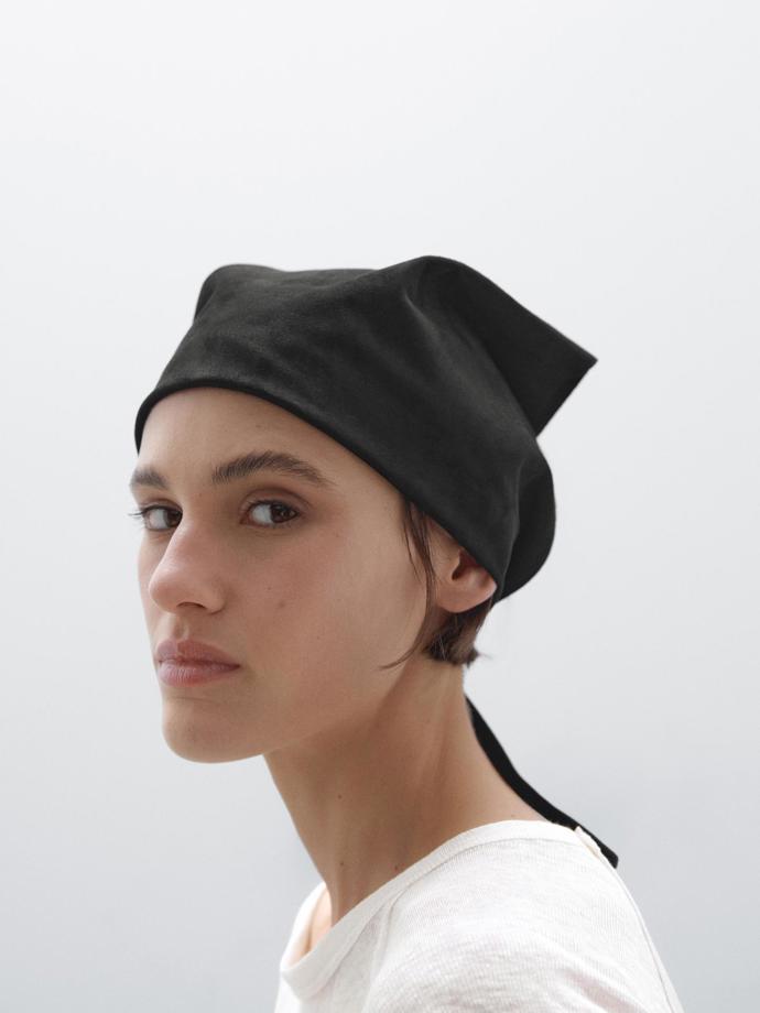 Bandana vyrobená z jehnětiny se semišovou úpravou, Massimo Dutti, 2 399 Kč