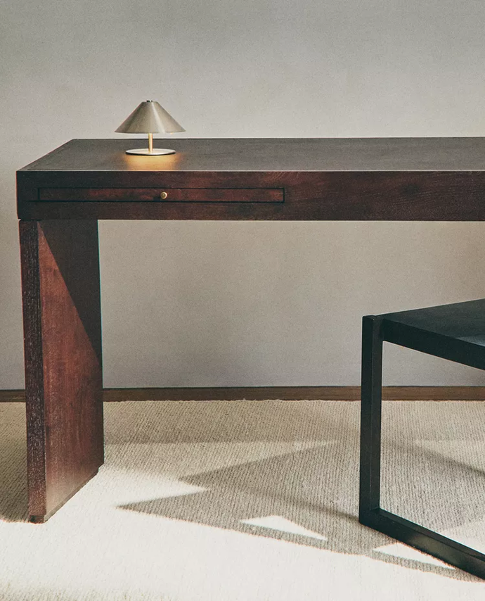 Stůl ze dřeva a kůže, ZARA Home, 45 999 Kč