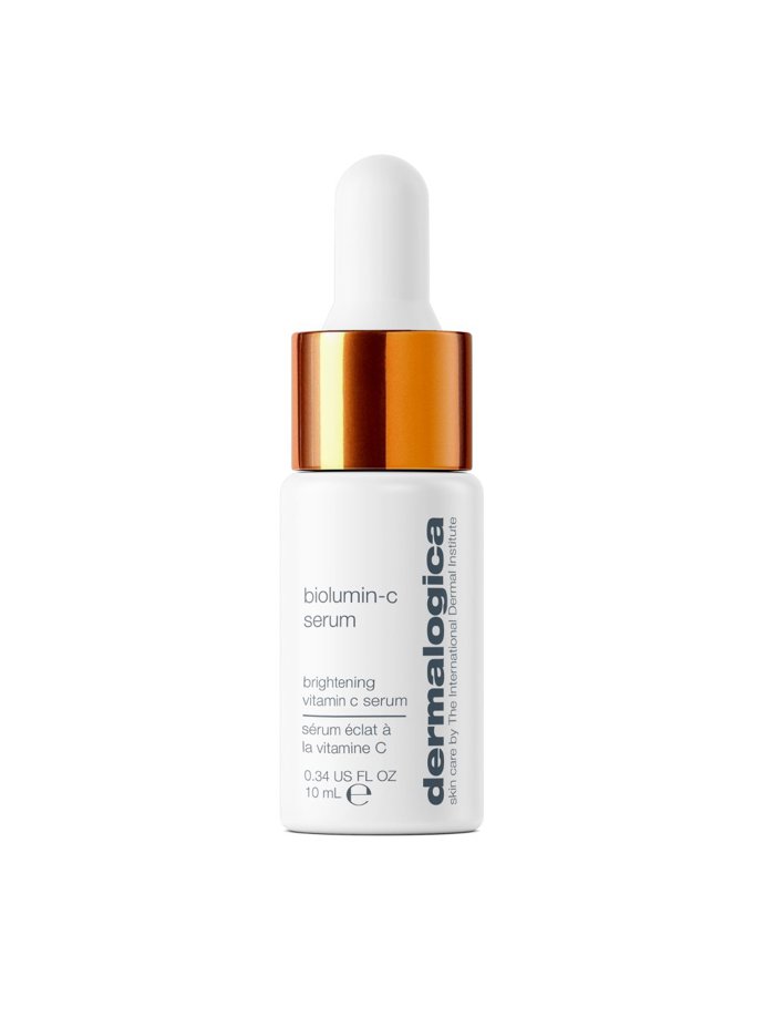 BioLumin-C Serum, Dermalogica, Dermalogica.cz, 1 060 Kč.Toto lehké sérum s vitamínem C rozjasňuje pleť a zároveň ji chrání před předčasným stárnutím. Pomáhá zpevnit pokožku, vyhladit jemné linky a sjednotit tón pleti. Díky obsahu peptidů a AHA kyselin podporuje obnovu buněk a zanechává pleť zářivou a pevnou.
